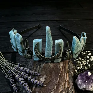 Nahaufnahme des handgefertigten Kristall-Diadem-Haarreifs mit Steinen, Mond und Totenkopf.