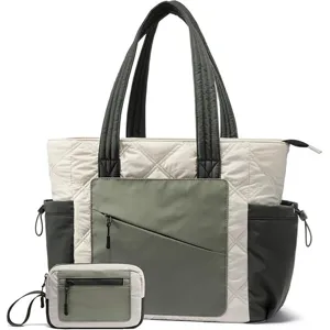 Detalle de bolso tote acolchado con textura, correas dobles y estuche a juego incluido.