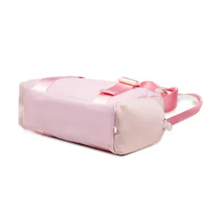 Borsa sportiva cilindrica rosa, borsa da viaggio impermeabile, dettaglio per allenamento.