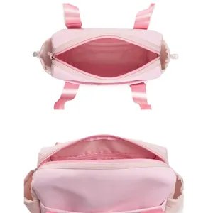 Vista dettagliata della borsa sportiva rosa con apertura zip per viaggio e palestra.