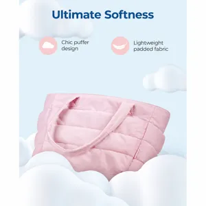Vue détaillée d'un sac cabas matelassé rose léger au design duveteux sur les nuages.