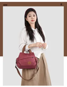Retro washed canvas messenger bag detail, versatile crossbody shoulder bag for commute.