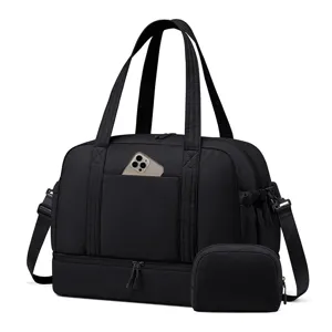Detailansicht der schwarzen Reisetasche mit unterem Schuhfach und passender Zubehörtasche.