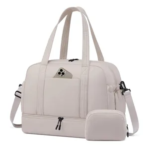 Detailansicht der beigen Reise-Sporttasche mit Schuhfach und wasserdichtem Taschen-Design.