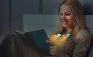 Draagbare LED nek leeslamp met flexibele hoofden perfect voor comfortabel lezen in bed.
