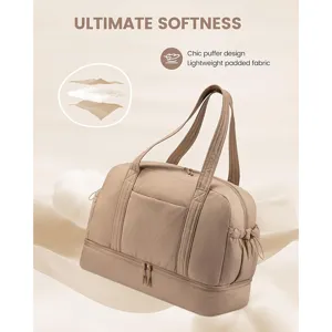 Detailansicht der beigen Puffer-Reisetasche mit leichtem, wattiertem Materialdesign.