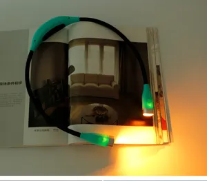 Flexibles LED Nackenleselampe Detail mit warmen Doppelleuchten und Akku-Ladefunktion.