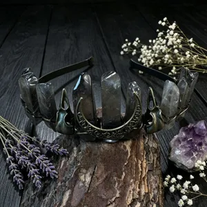 Nahaufnahme des dunklen Kristall-Diadem-Haarreifs mit Mondsichel und Kräfenschädeln.