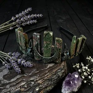 Nahaufnahme des gotischen Kristall-Diadem-Haarreifs mit Metallmond und Rabenschädel-Charms.