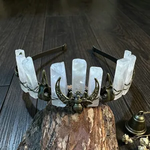 Detailansicht des Kristallhaarreifs mit Naturquarz-Säulen und Totenkopf-Metall-Accessoires.