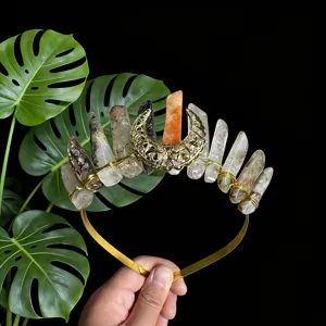 Kristall-Tiara Detail zeigt rohe Kristallsäulen und golddrahtumwickeltes Monddesign.