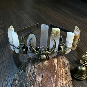Gotischer Kristall Kronen Haarreif mit Rohquarz, Metall Rabenschädel und Biene Details.