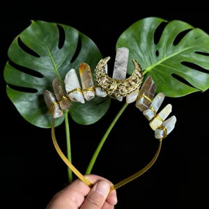 Detailansicht des Kristall-Kronen-Haarreifs mit natürlichen Rohsteinen und goldenem Halbmond.