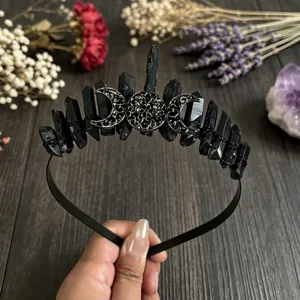 Primer plano detallado de diadema con corona de luna de cristal negro estilo gótico.