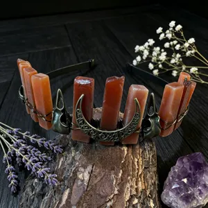 Nahaufnahme Detail des gotischen Kristallkronen-Haarbandes mit orangen Steinen und Totenkopf.