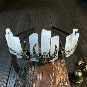 Natürlicher Kristall Kronen Haarreif mit rohem weißem Quarz und bronzenen gotischen Skull-Charms.