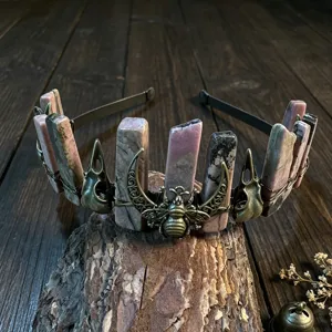 Nahaufnahme des gotischen Kristallkronen-Haarreifs mit Messing-Biene und Totenkopf.