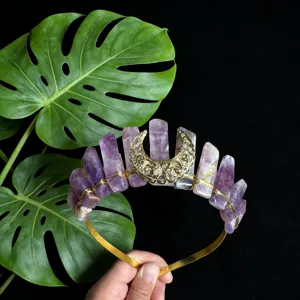 Nahaufnahme des handgefertigten Naturkristall-Kronenhaarreifs mit goldenem Mond und Steinen.