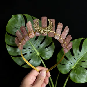 Nahaufnahme des Kristallkronen-Haarbandes mit goldenem Mondakzent und rosa Kristallsäulen.