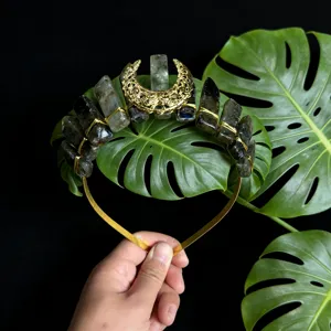 Detailaufnahme eines Naturkristall Kronen Haarreifs mit goldenem Hohlmond Element.