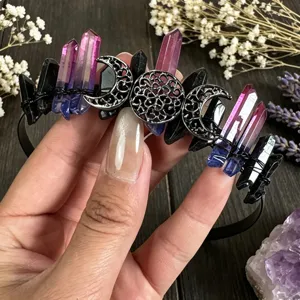 Detalle de la diadema de luna de cristal con cuarzo gotico y lunas de metal para mujeres.