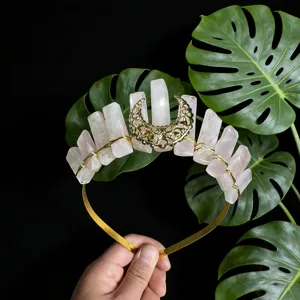 Detailansicht des Rosenquarz Diadems mit goldenem Draht und filigranem Mond-Mittelstück.