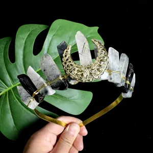 Handgemachte Kristallkrone mit goldenem Mond-Design, ideal für Festivals und besondere Anlässe.