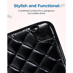 Primer plano detallado de la funda acolchada negra para portátil con superficie pulida.