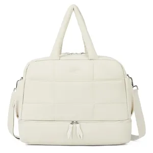 Sac de voyage matelassé beige avec compartiment inférieur et poignées pour femmes.