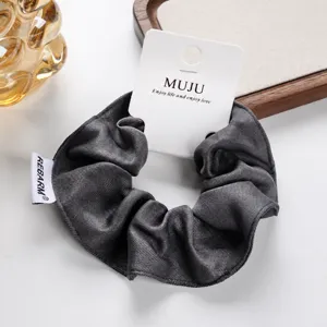 Gommino per capelli in raso grigio scuro con confezione in cartoncino, elegante elastico per coda.