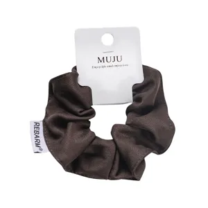 Elastico per capelli in twill marrone con confezione in cartoncino e etichetta brand.