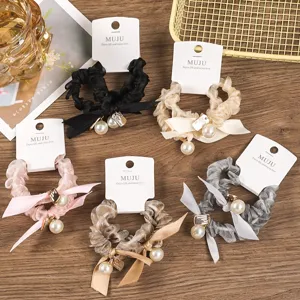 Detaillierte Ansicht süßer Perlenband Haar-Scrunchies, stilvolle Accessoires für Mädchen.
