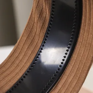 Vue détaillée du serre-tête large en tricot avec tissu doux et structure à dents antidérapantes.