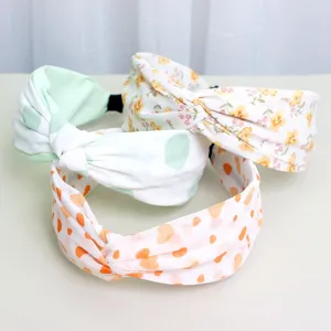 Cerchietto annodato in tessuto vista dettagliata, accessori per capelli floreali morbidi.