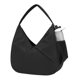 Schwarze Nylon Hobo Fitnesstasche für Damen mit Schultergurt und seitlicher Wasserflasche.