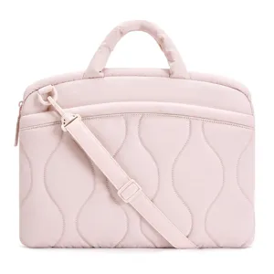 Rosa gesteppte Laptoptasche Detail, tragbare Umhängetasche mit Griffen und Riemen.