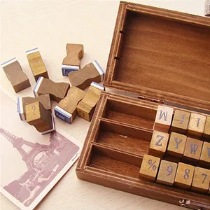 Kit de tampons en bois vintage avec boîte de rangement, lettres anglaises et chiffres pour agenda.