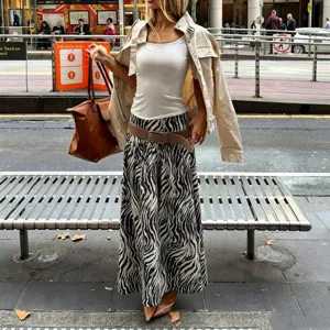Vue de detail en style urbain avec motif zebre tendance, longue jupe mode pour femme.