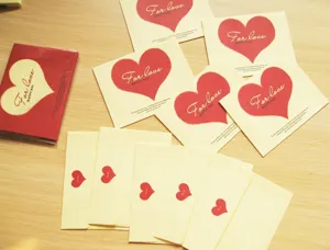 Ensemble de mini cartes de vœux et enveloppes en cœur pour cadeaux et cartes de vœux.
