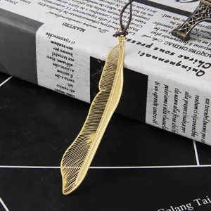 Élégant marque-page plume en métal doré avec cordon, accessoire de lecture creux créatif.
