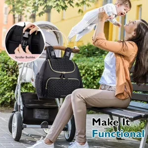 Gros plan sur le sac à dos à langer noir avec boucles pratiques pour poussette en usage.