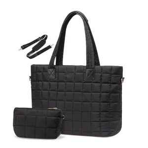 Borsa tote nera trapuntata con pochette coordinata e tracolla per lavoro e uso quotidiano.