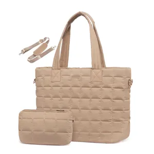 Vista dettagliata della borsa trapuntata con pochette e tracolla coordinate, colore beige.