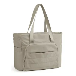 Sac cabas en nylon matelassé léger avec poche avant et poignées, vue de détail pour femmes.