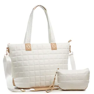 Vista dettagliata della borsa tote bianca trapuntata con chiusura a zip e morbido design puff.