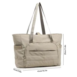 Détail de sac cabas matelassé avec grande capacité et tissu résistant et poches.