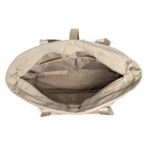 Vue intérieure détaillée du sac cabas beige léger avec multiples compartiments et fermeture éclair.