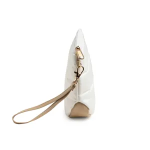 Vista laterale dettagliata di una borsa trapuntata bianca con cerniera dorata e polsino.