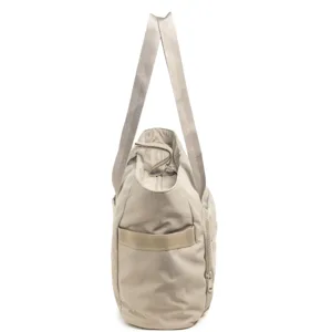Sac cabas en nylon léger vue de latérale, sac porté épaule décontracté avec poche et sangles.
