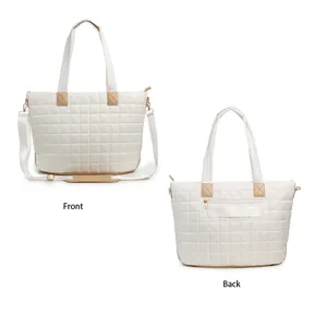 Dettaglio della borsa tote trapuntata bianca con tasca con zip e manici resistenti.